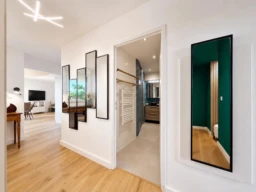 Couloir contemporain avec miroirs et accès séjour lumineux