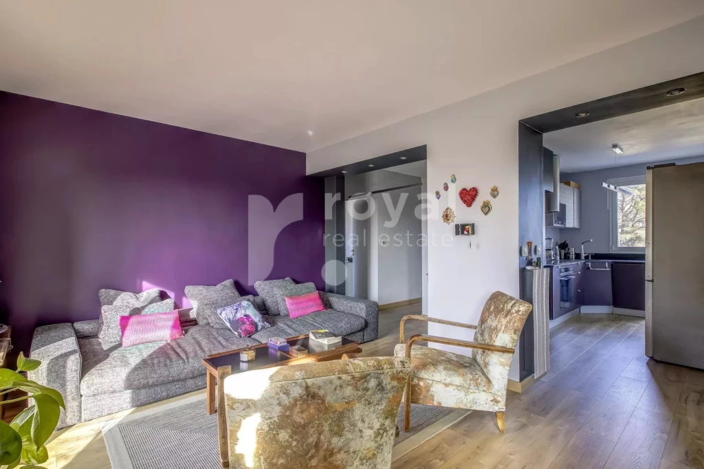 Salon moderne et lumineux d’un appartement rénové à Valbonne