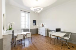 Bureau aménagé avec meubles et chaises marseille carré d'or