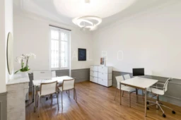 Bureau aménagé avec meubles et chaises marseille carré d'or