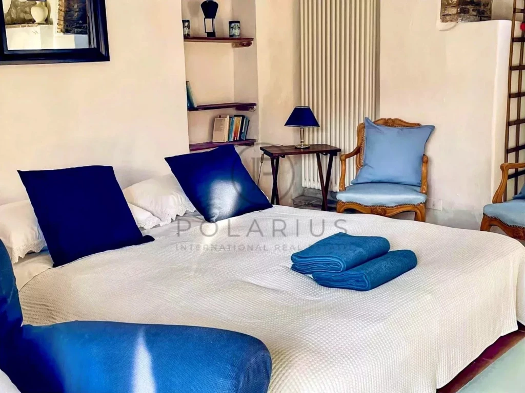 Charmant chambre lumineuse avec literie confortable et décoration élégante.