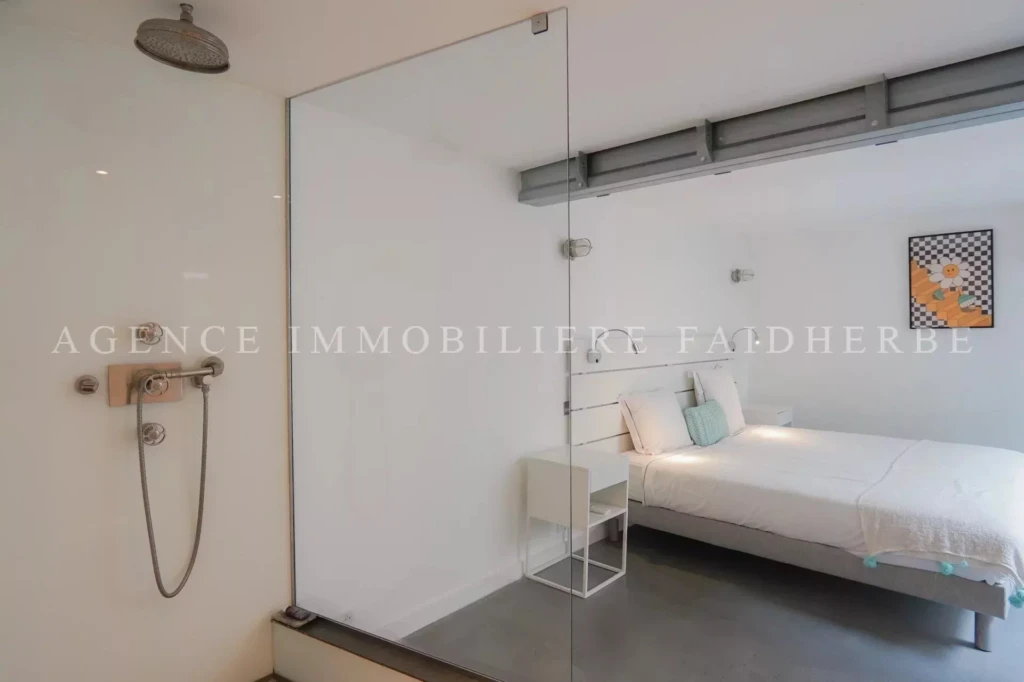Chambre lumineuse avec douche attenante dans une décoration moderne.