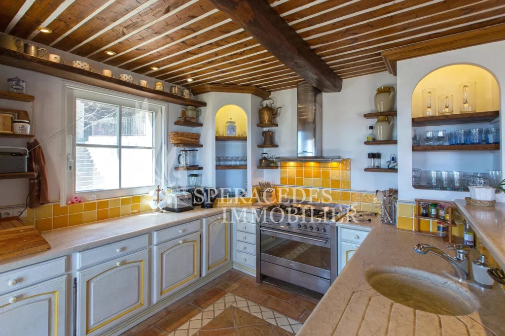 Cuisine, lumière naturelle, carrelage