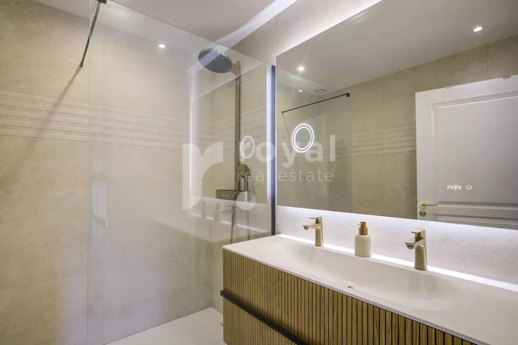 Salle de douche moderne design dans une grande villa contemporaine