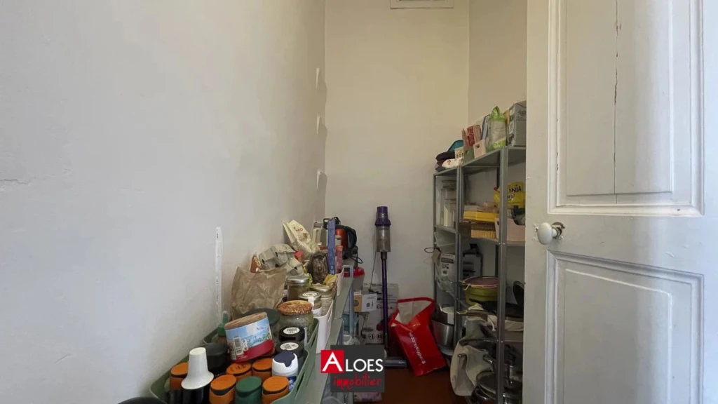 Maison Aigues-Mortes avec appartement et local garage
