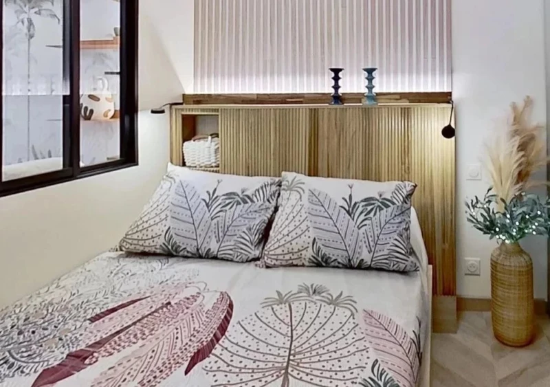 Confort et optimisation : tête de lit sur-mesure avec rangements intégrés et éclairage LED