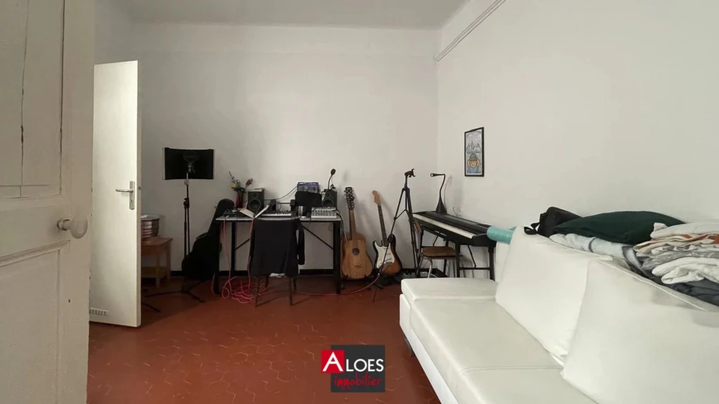 Maison Aigues-Mortes avec appartement et local garage