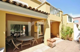 Terrasse ensoleillée avec vue dégagée sur les collines de Mougins