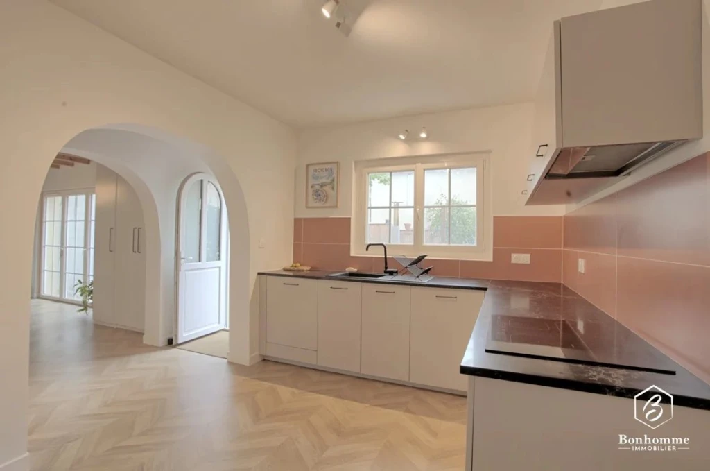 Cuisine lumineuse avec vue dégagée dans une maison confortable.