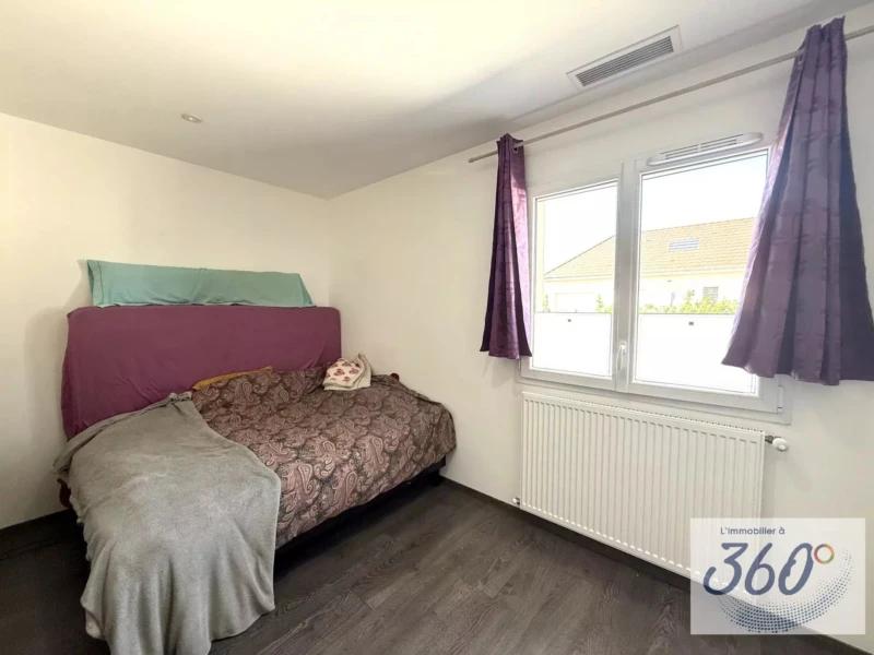 Chambre principale, à la fois spacieuse et lumineuse, offrant un cadre reposant au quotidien.