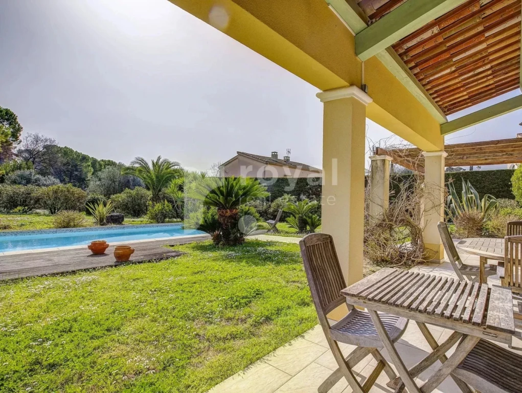 Terrasse élégante avec vue jardin – villa avec piscine