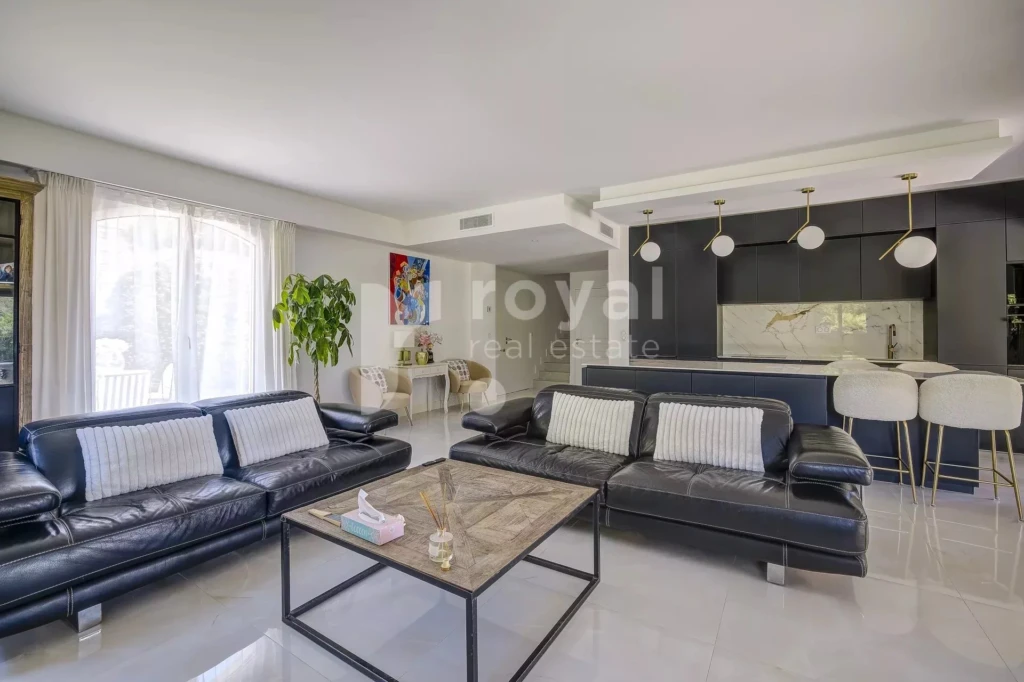 Séjour chic et lumineux d’une grande villa contemporaine haut de gamme