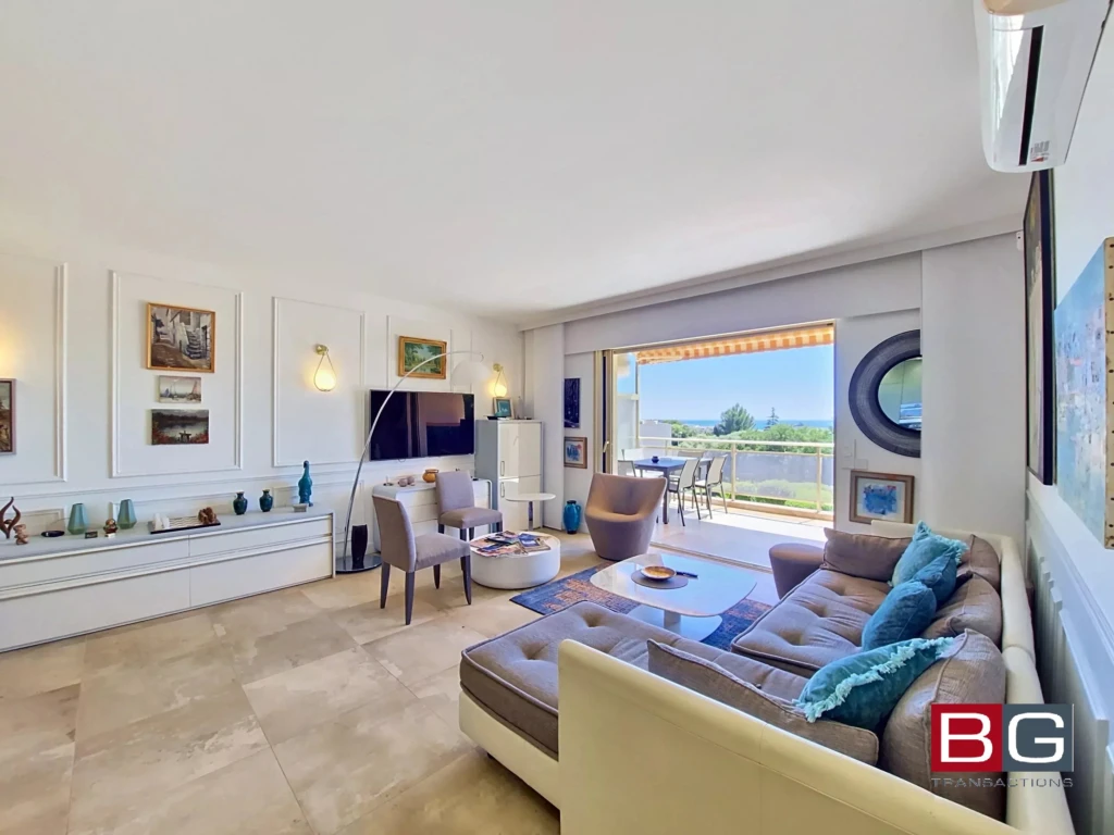 Salon lumineux avec vue sur extérieur calme.