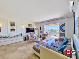 Salon lumineux avec vue sur extérieur calme.