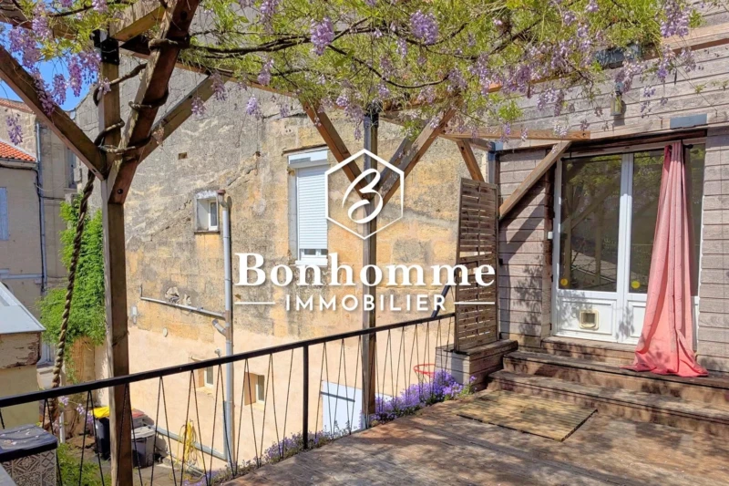 Votre agence immobilière vous présente ce charmant appartement avec terrasse ensoleillée et vue sur le jardin.