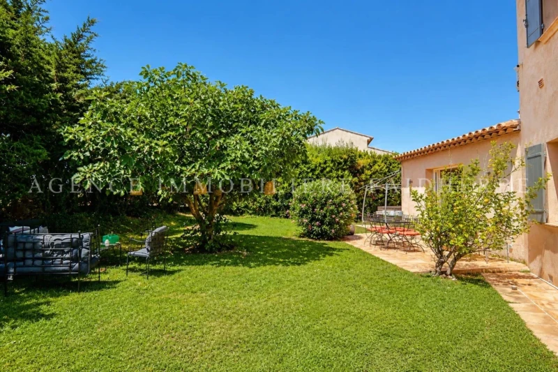 Ce jardin spacieux et verdoyant offre un espace paisible idéal pour la détente.