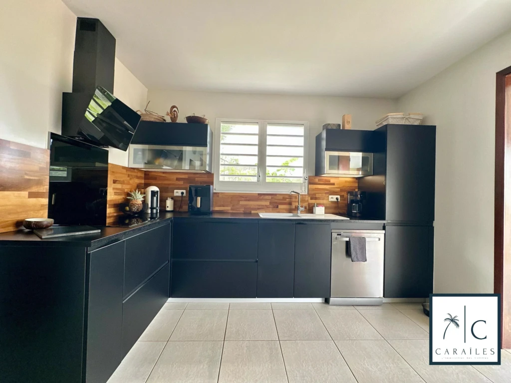 Cuisine moderne et fonctionnelle avec beaucoup de rangement.