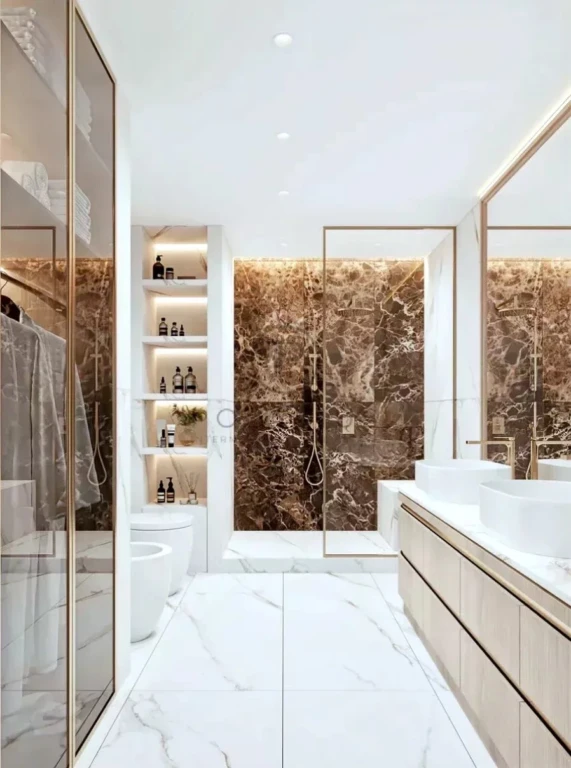Une salle de bain moderne avec des murs en marbre, un éclairage encastré et des meubles élégants.