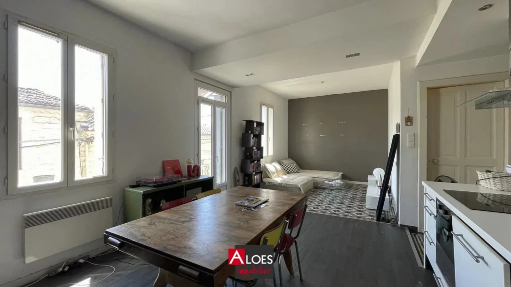Maison Aigues-Mortes avec appartement et local garage