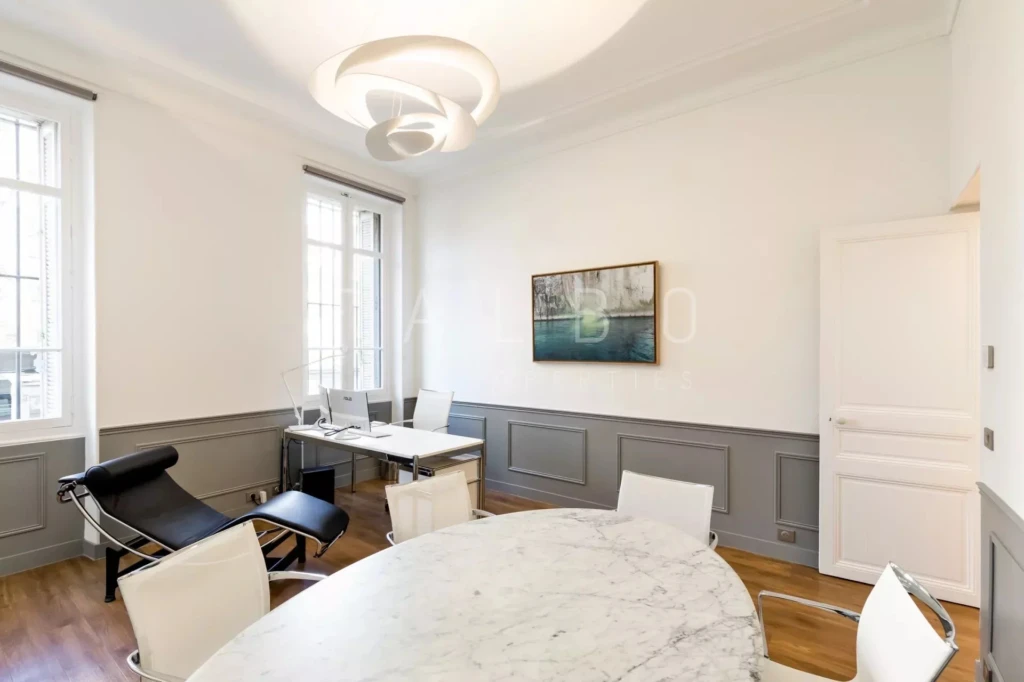 Bureaux marseille 8e avec table de réunion, fauteuil et bureau