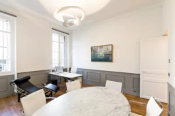 Bureaux marseille 8e avec table de réunion, fauteuil et bureau