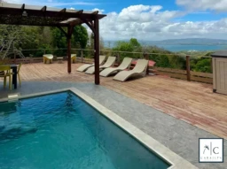 Belle terrasse avec vue panoramique et piscine dans cette maison de rêve.
