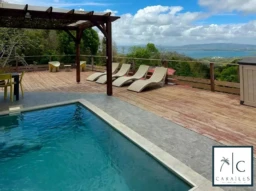 Belle terrasse avec vue panoramique et piscine dans cette maison de rêve.