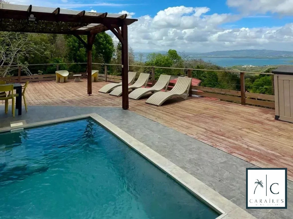 Belle terrasse avec vue panoramique et piscine dans cette maison de rêve.