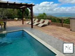 Belle terrasse avec vue panoramique et piscine dans cette maison de rêve.