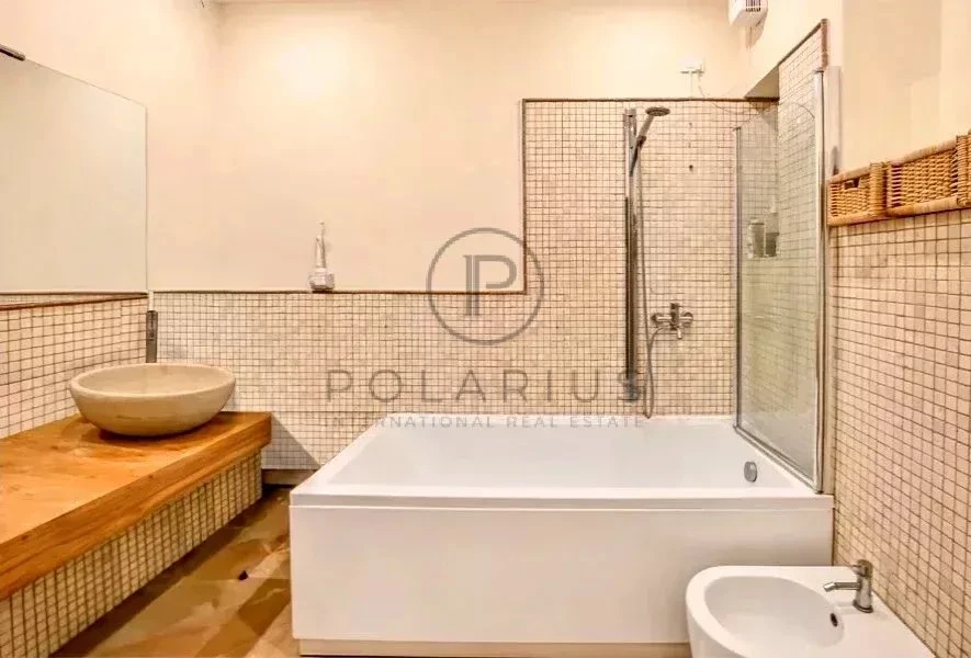 Belle salle de bain moderne avec baignoire et douche séparée.