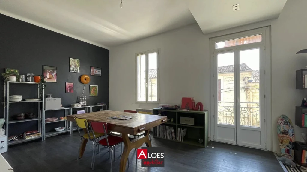 Maison Aigues-Mortes avec appartement et local garage