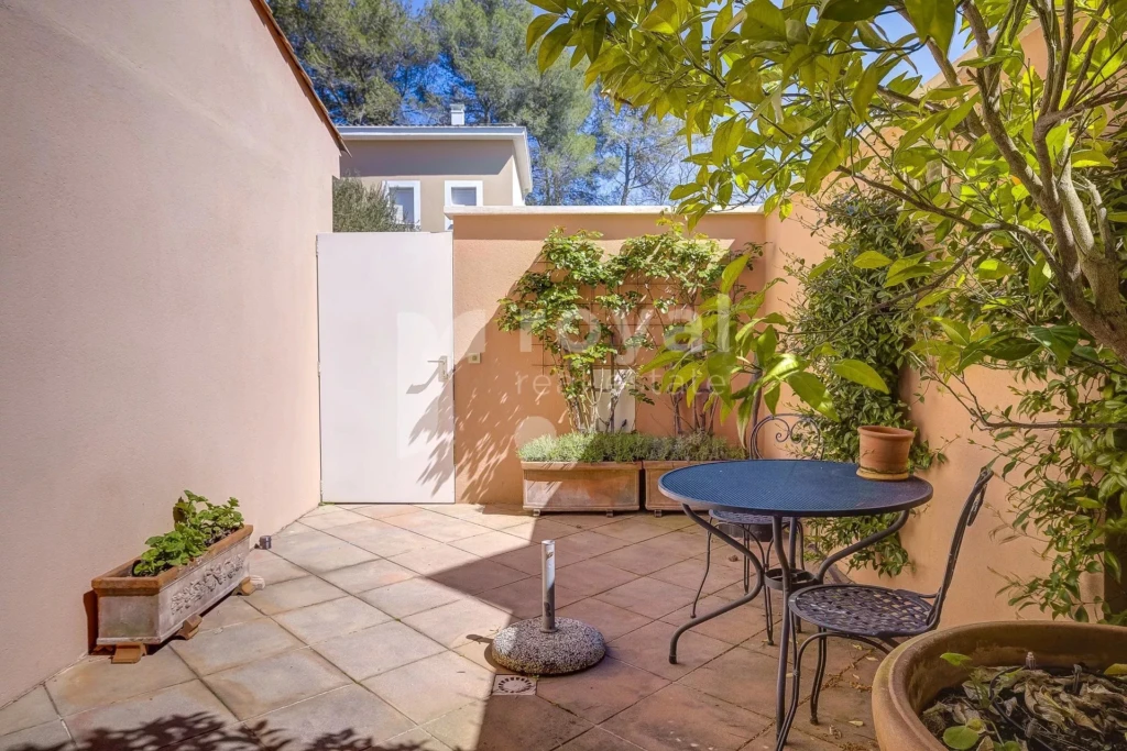 Patio privé et arboré dans un environnement résidentiel d’exception au cœur du Royal Mougins