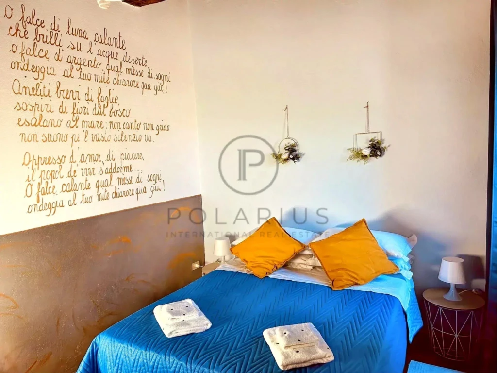 Chambre cosy avec lit double, décor moderne et touches colorées.