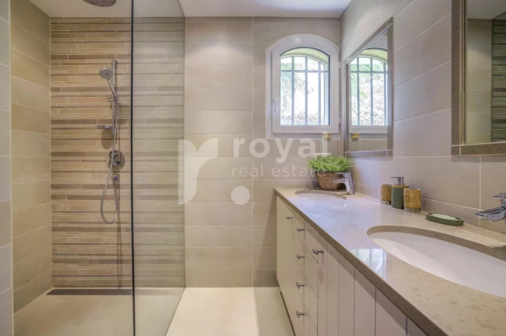 Suite parentale avec salle de bain raffinée dans une villa rénovée de prestige