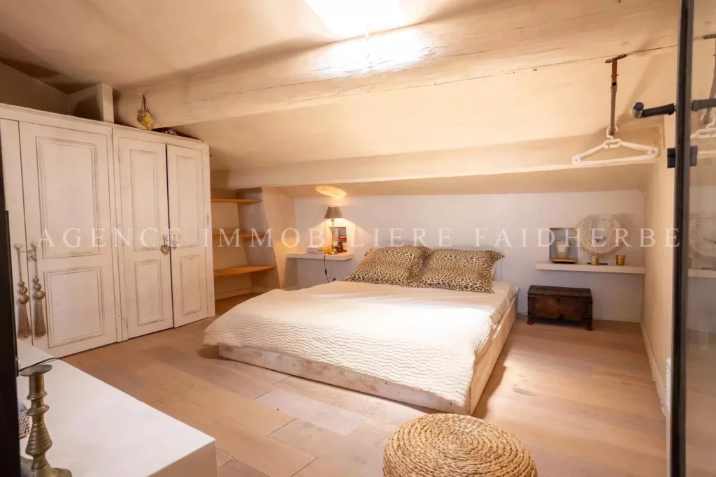 Chambre lumineuse avec rangement intégré et ambiance chaleureuse.