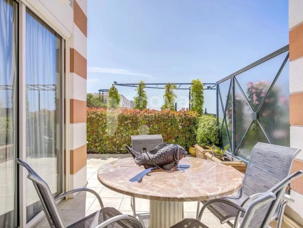 Terrasse élégante dans un domaine sécurisé avec piscine