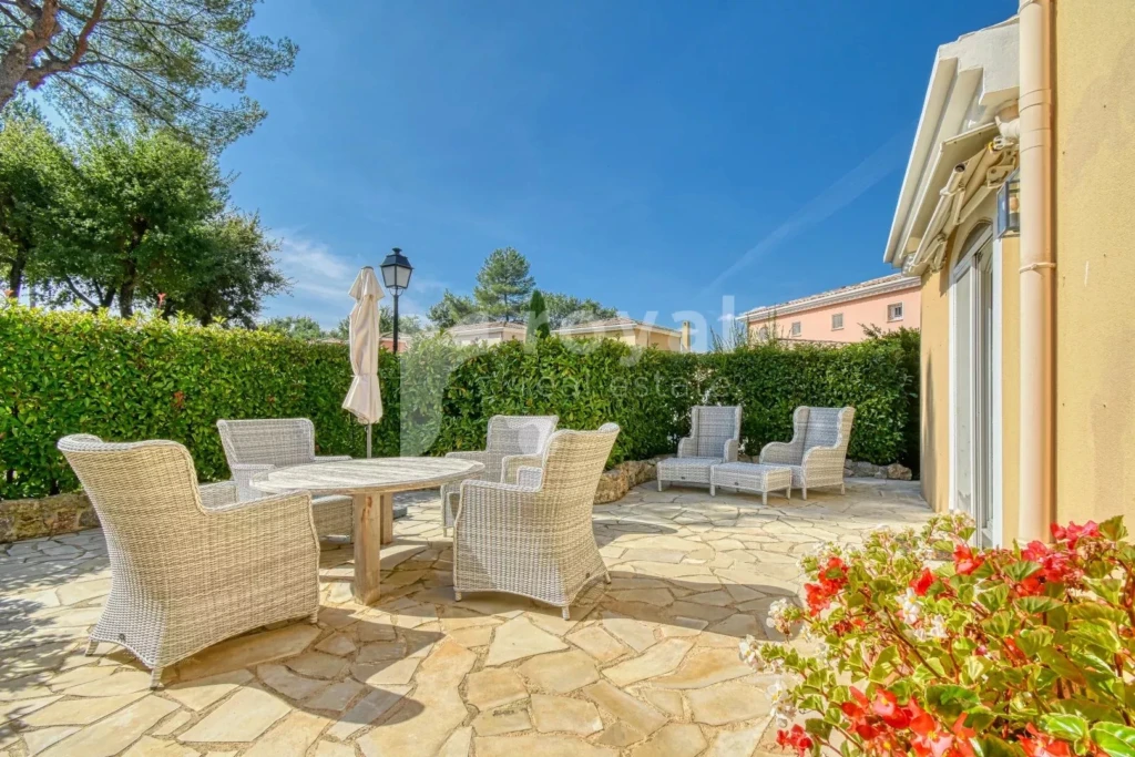 Terrasse ensoleillée d’une villa rénovée de luxe avec vue panoramique