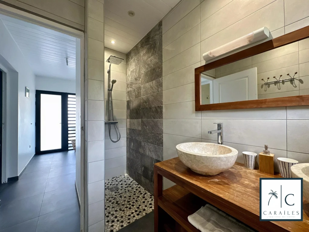 Charmant salle de bain moderne avec douche à l'italienne et lavabo en pierre naturelle.
