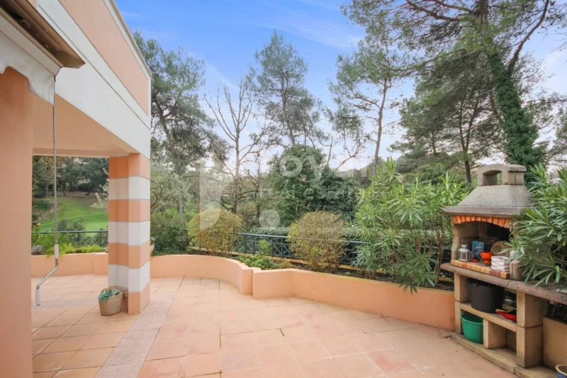 Terrasse avec coin BBQ dans un domaine fermé