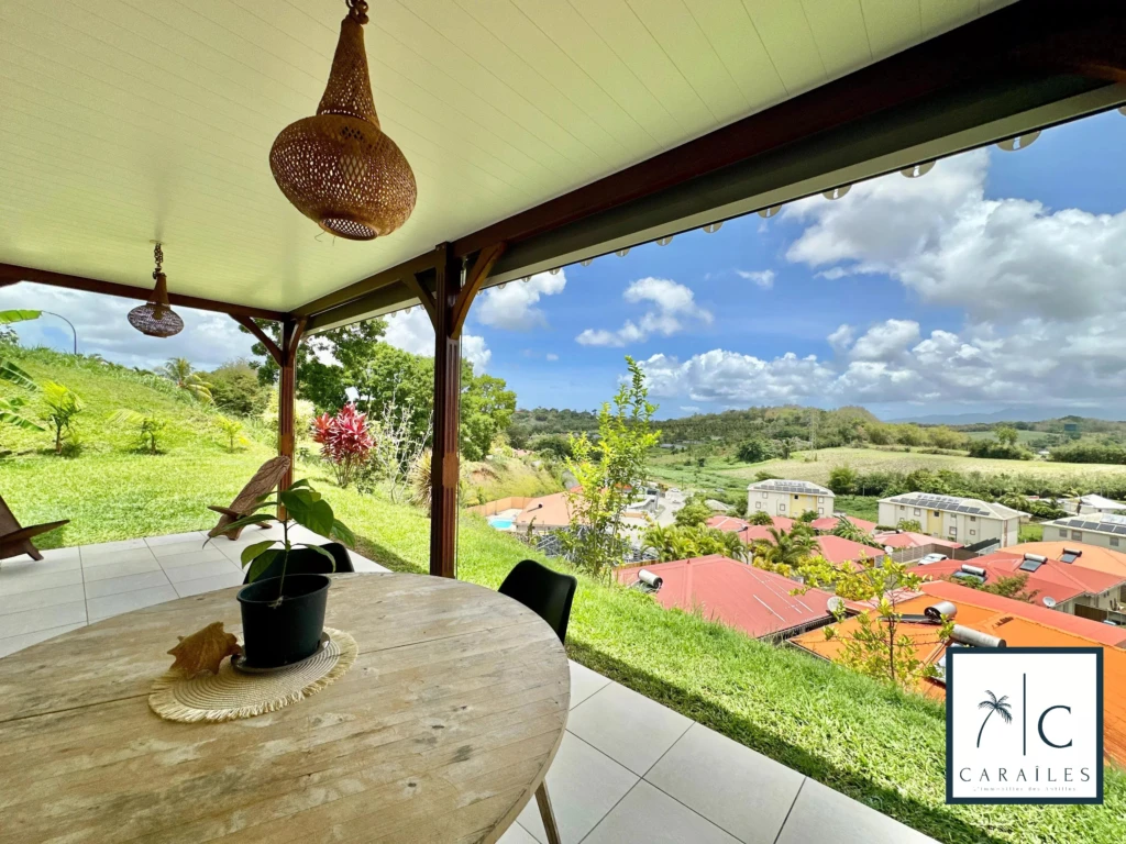 Belle terrasse avec une vue imprenable sur la campagne environnante.