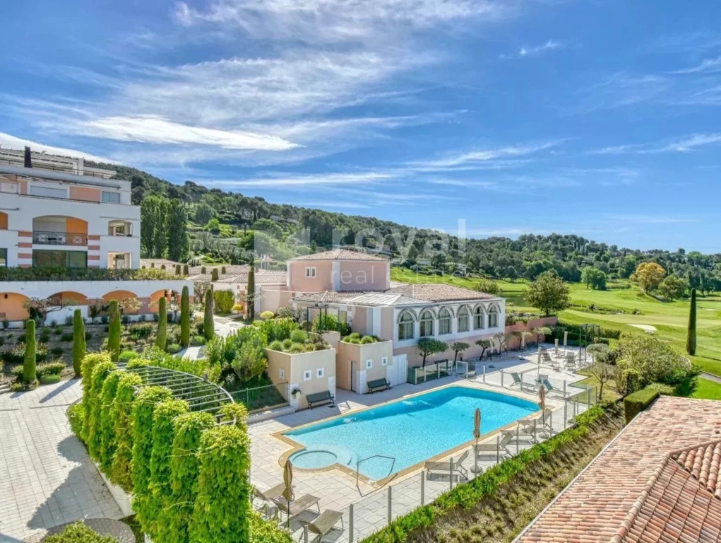 Piscine commune et espaces verts du domaine – Royal Mougins Golf sécurisé