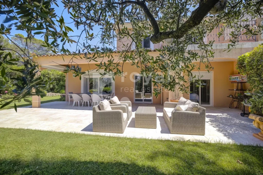 Grande terrasse moderne d’une villa contemporaine de prestige