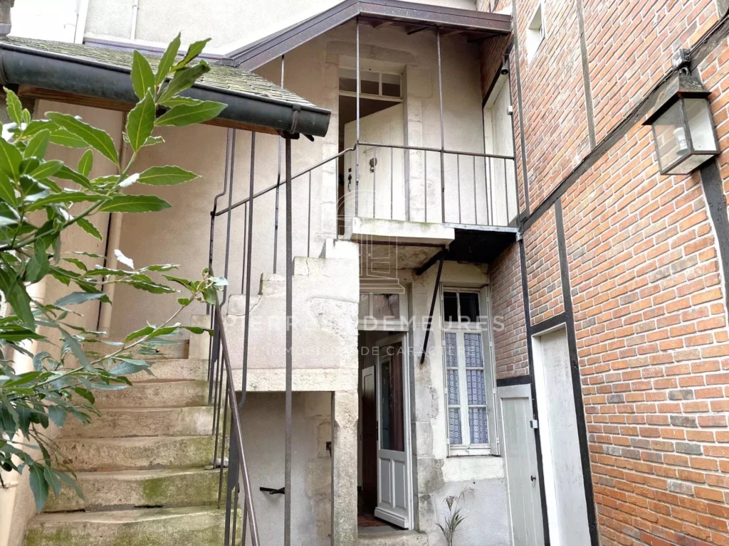 charme d'époque, fer forgé, escalier en pierre, murs en briques
