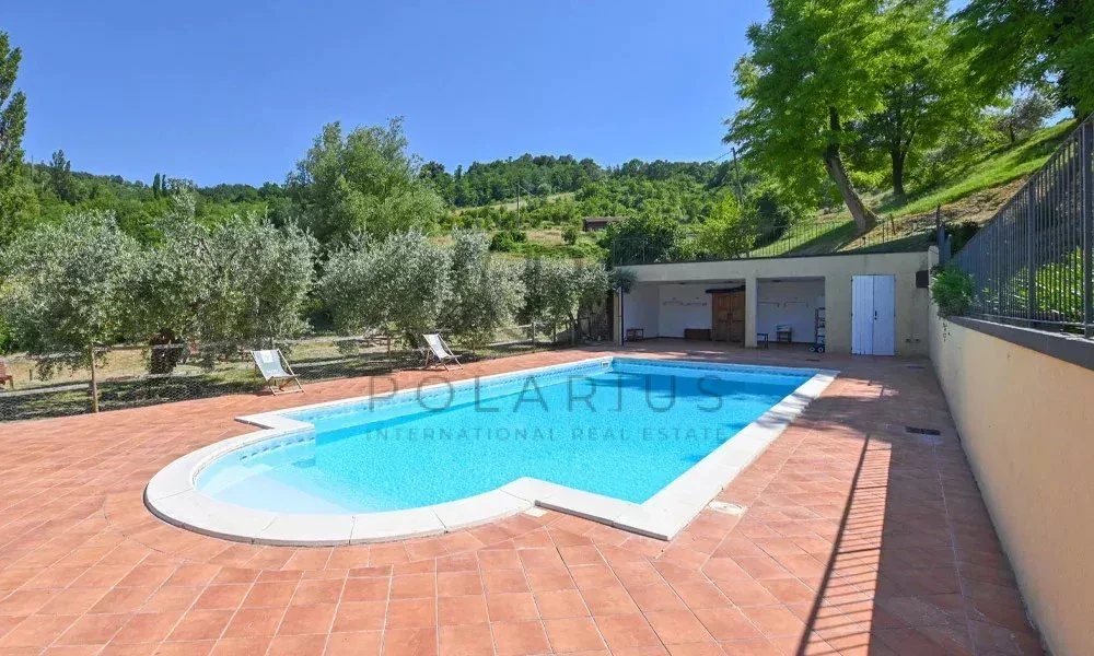 Belle piscine dans un cadre paisible avec vue sur la nature.