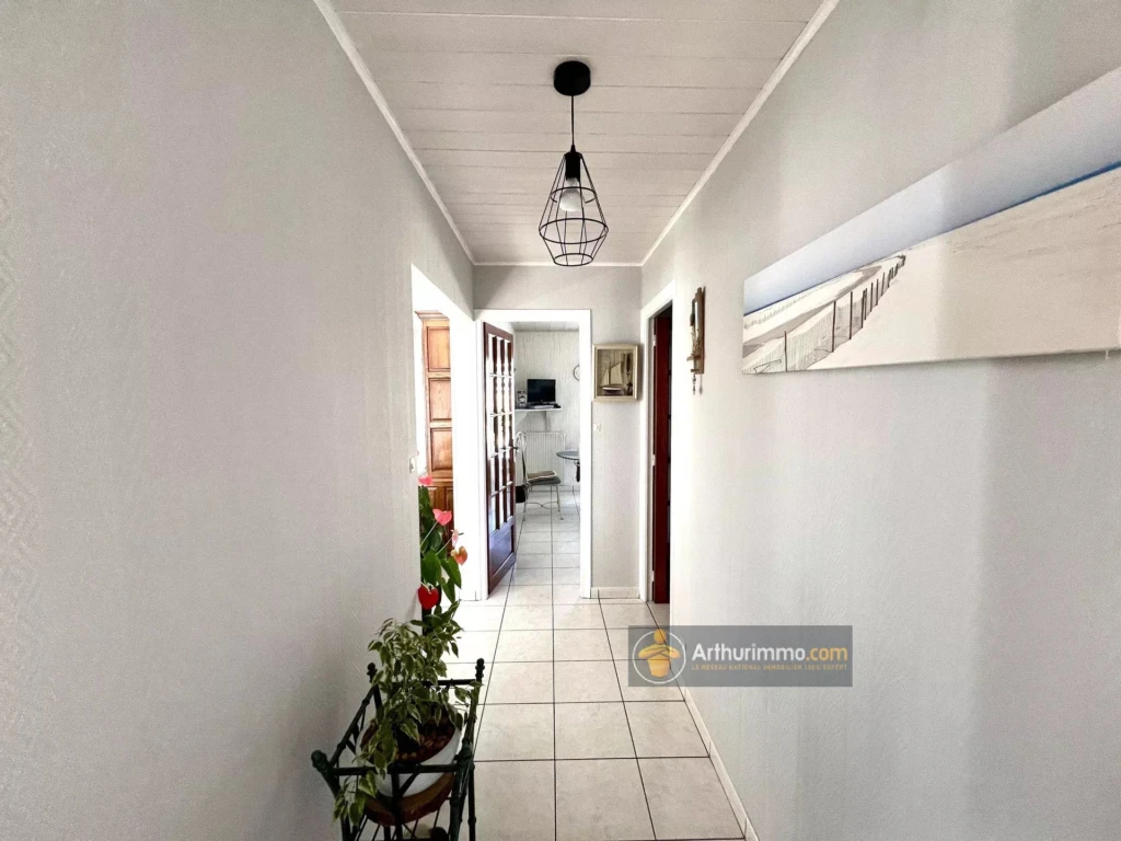 Couloir lumineux avec un décor moderne et une belle décoration.