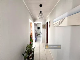 Couloir lumineux avec un décor moderne et une belle décoration.
