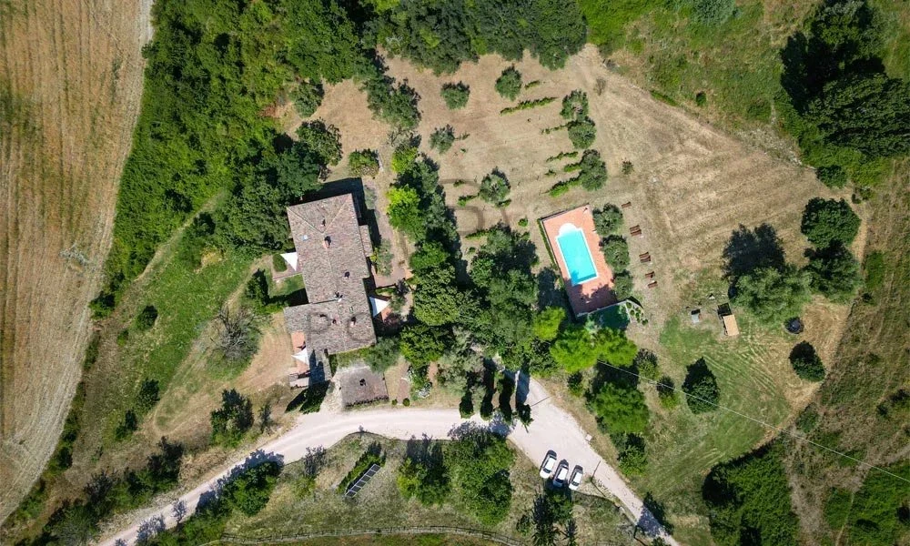 Une belle propriété avec un jardin spacieux et une piscine privée.