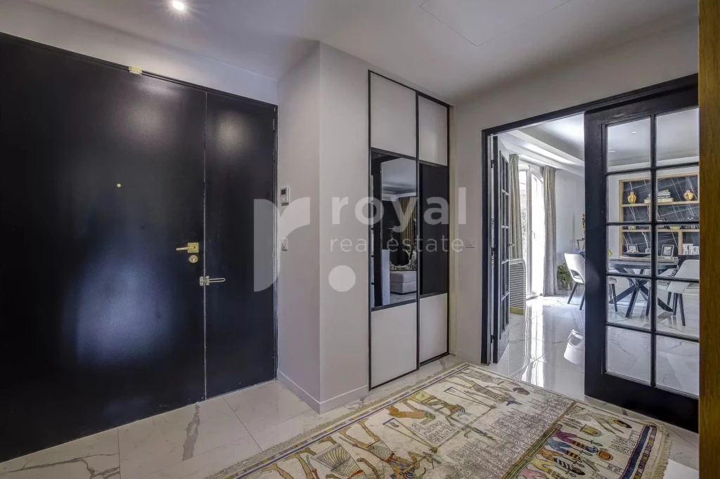 Hall d’entrée raffiné d’une villa de luxe rénovée avec finitions haut de gamme