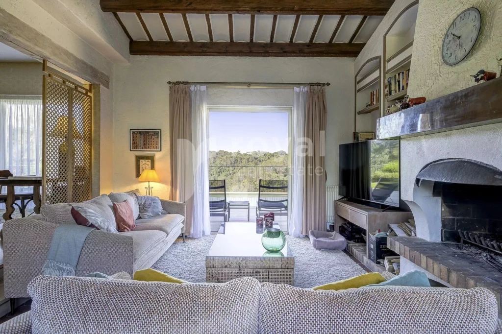Espace détente avec cheminée dans une grande villa contemporaine