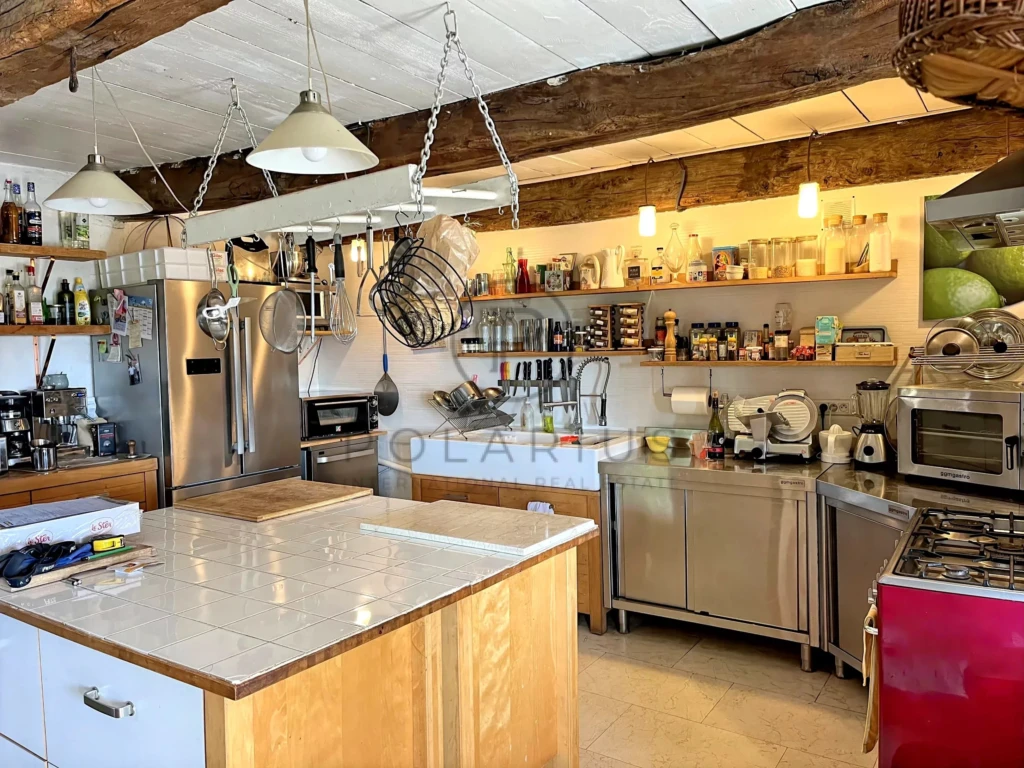 Cuisine chaleureuse avec un design rustic et équipements modernes.